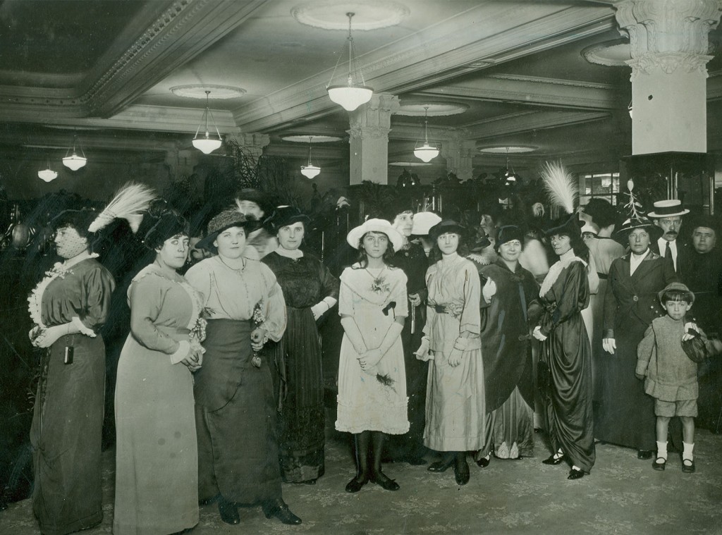 Imagen de clientas elegantes en la tienda Harrod’s en 1914.