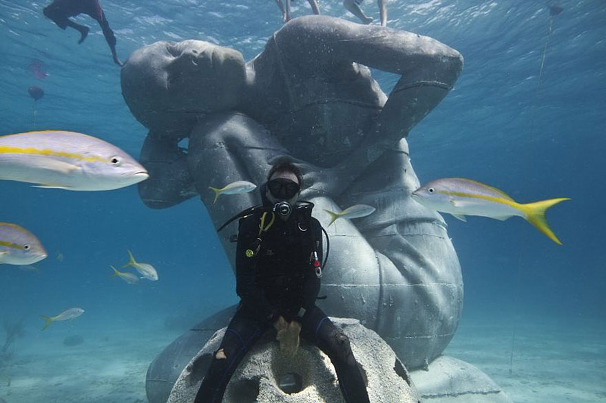 ocean-atlas-bahamas-underwater-sculpture-jason-decaires-taylor-4