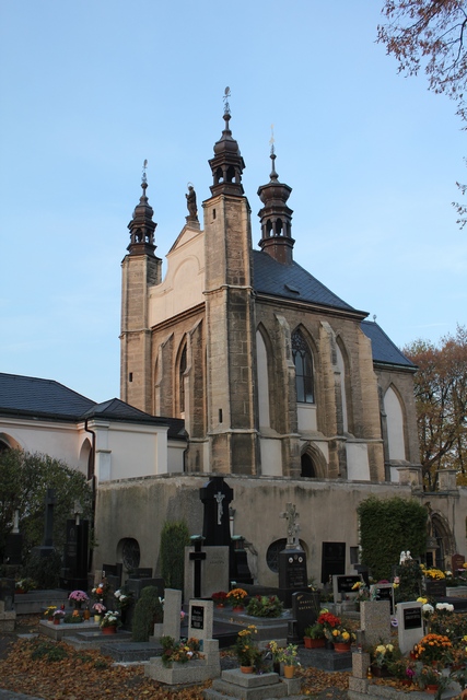 Exterior de la Catedral en el cementerio.