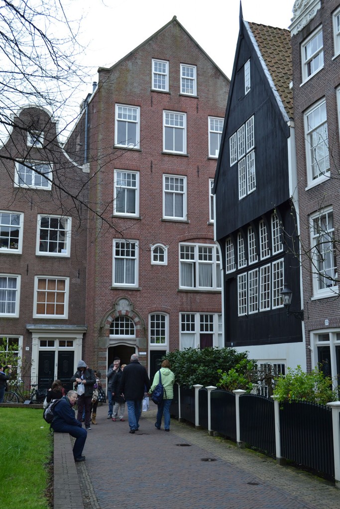 La casa negra es la más antigua de Amsterdam