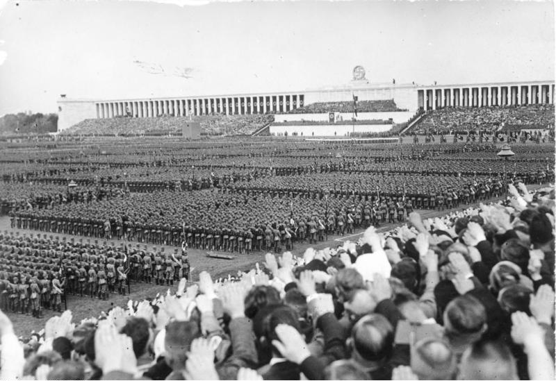 [Scherl] Reichsparteitag 1937. Der grosse Appell des Reichsarbeitsdienstes auf dem Zeppelinfeld. Übersicht während der Rede des Führeres. 11651-37